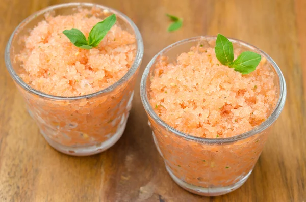 Sorbete de tomate con albahaca en una vista superior horizontal de vidrio — Foto de Stock