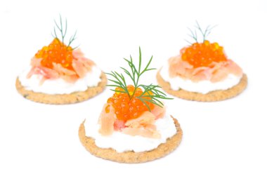 meze kraker ile krem peynir, somon, kırmızı havyar tuzlu