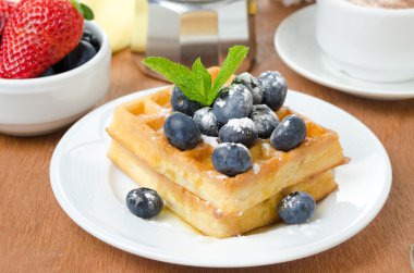 yaban mersini, kahve ve taze meyve ile Belçika waffle