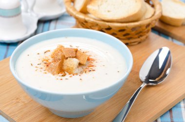süzme peynir ve croutons ile soğuk karnabahar çorbası