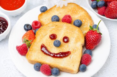 bir gülümseme bir reçel, taze meyveler ve iki reçel tost