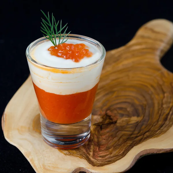 Aperitivo de pimiento dulce, crema y caviar rojo en un vaso — Foto de Stock