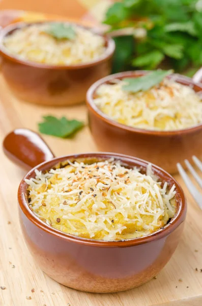 Baked chicken with mashed cauliflower and cheese close-up — Stock Photo, Image