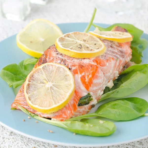 Baked salmon fillet with lemon and spinach — Stock Photo, Image