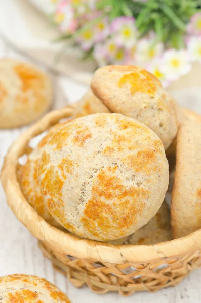 Korg med hembakat bröd rullar närbild — Stockfoto