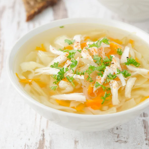 Dua mangkuk sup sayuran dengan ayam dan peterseli — Stok Foto