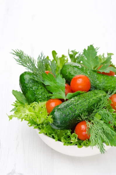 Tazón con verduras frescas para ensalada vertical de cerca —  Fotos de Stock