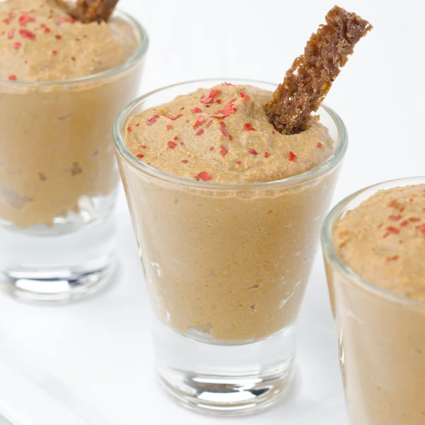 Pâté de foie de poulet dans des verres à portion, mise au point sélective — Photo