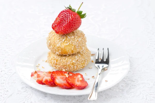 Tortitas de queso con fresas frescas en un plato —  Fotos de Stock