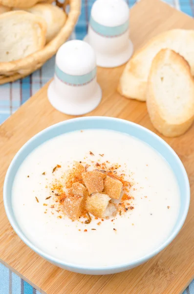 Cold cauliflower soup with cottage cheese and croutons, vertical — Stock Photo, Image