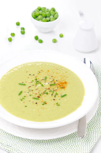 Sopa fría de guisantes verdes con yogur vertical — Foto de Stock