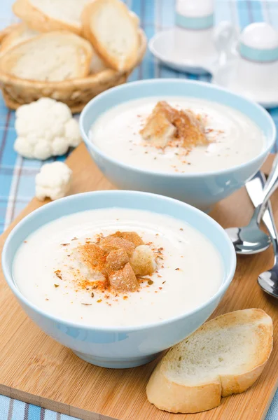 Cold cauliflower soup with cottage cheese — Stock Photo, Image