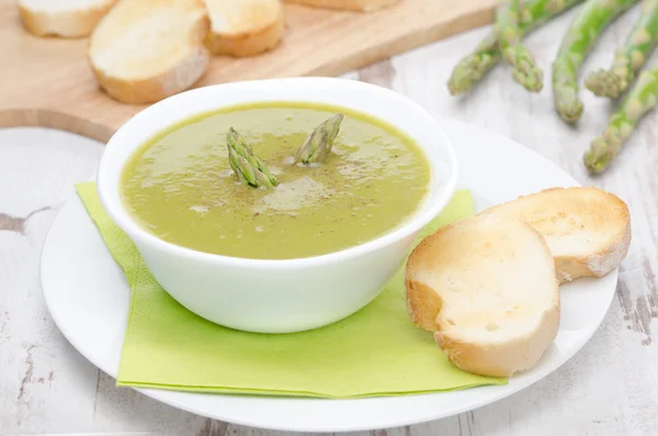 Sopa de crema de espárragos y guisantes verdes — Foto de Stock