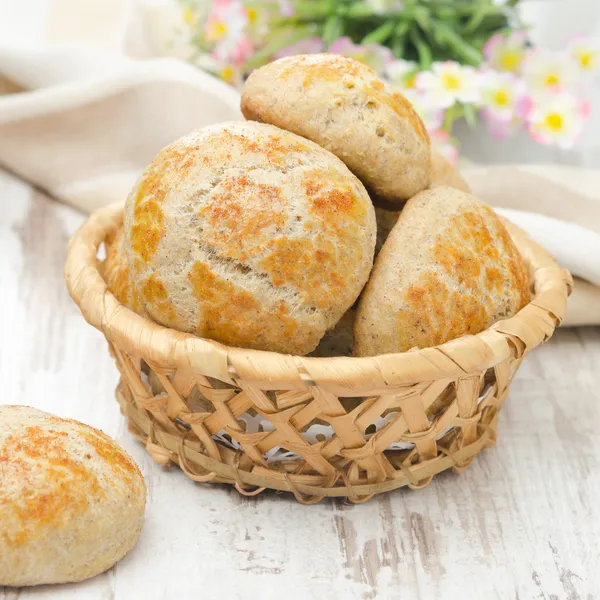 bir sepet içinde ev yapımı peynir ekmek ruloları