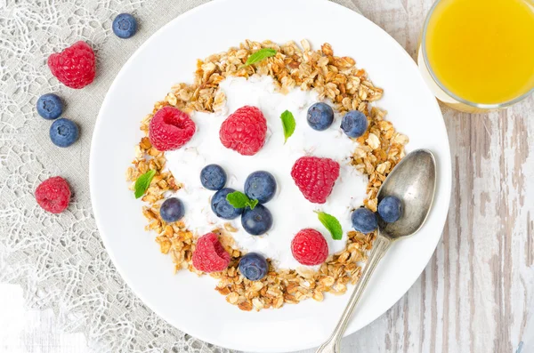 Zelfgemaakte muesli met yoghurt, verse bessen — Stockfoto