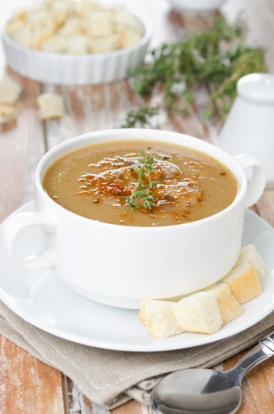 Sopa de crema de champiñones con croutons y tomillo en un bol — Foto de Stock