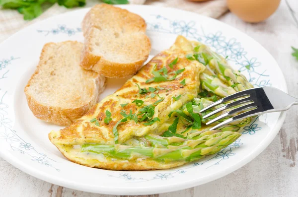 Omelette aux asperges, légumes verts et pain grillé horizontal — Photo