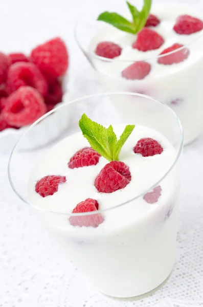 Panna cotta com framboesas e framboesas frescas — Fotografia de Stock