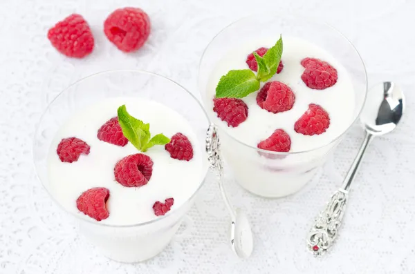 Panna cotta with fresh raspberries in glasses, top view — Stock Photo, Image