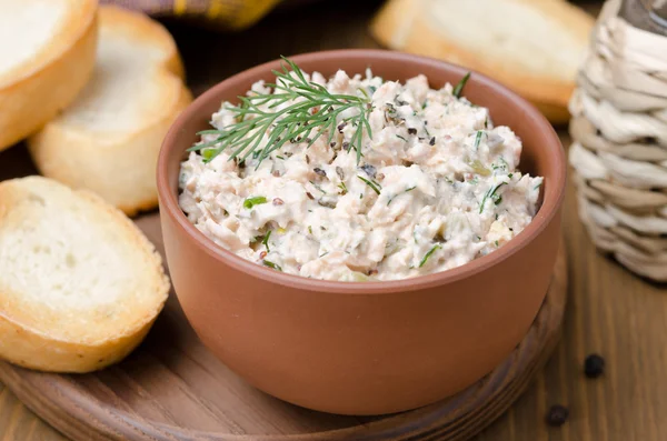 Paté de pescado ahumado con crema agria y hierbas, primer plano —  Fotos de Stock