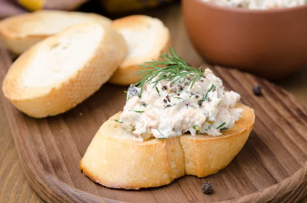 Paté de pescado ahumado con crema agria y eneldo sobre pan tostado — Foto de Stock