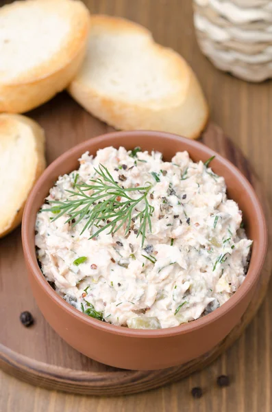 Tapenade van gerookte vis met zure room, dille en geroosterd brood — Stockfoto