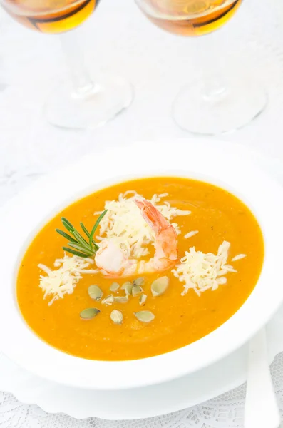 Pumpkin soup with shrimp, Parmesan and rosemary and two glasses — Stock Photo, Image