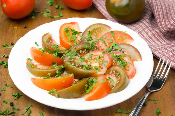 Salad of two varieties of tomatoes with fresh parsley — Stock Photo, Image