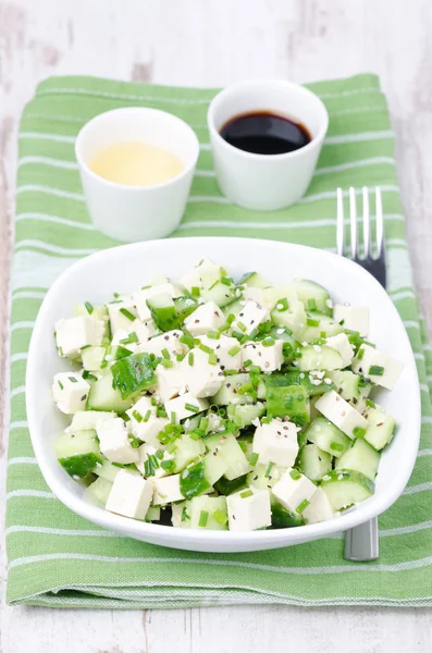 Sallad med gurka, tofu, gräslök och sesam frön, vertikal — Stockfoto