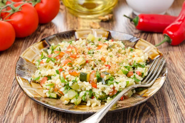 Salad with bulgur, zucchini, tomatoes and parsley — Stock Photo, Image