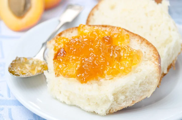 Petit pain sucré avec confiture d'abricot close-up — Photo