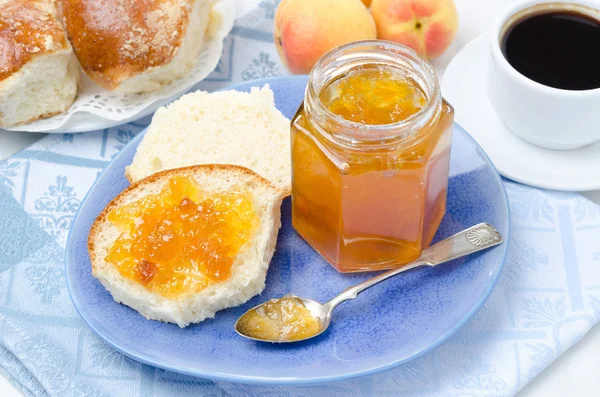Sweet bun with apricot jam and coffee for breakfast, horizontal — Stock Photo, Image