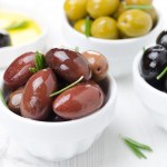 Kalamata-Oliven, schwarze und grüne Oliven, Rosmarin und Olivenöl