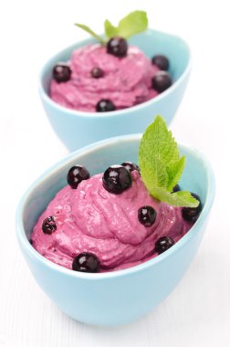 Blackcurrant mousse ile krem peynir