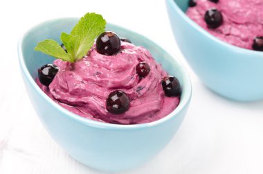 Siyah frenk üzümü köpük mavi kase krem peynirli Close-Up