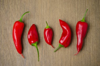 kahverengi ahşap zemin üzerine kırmızı biber biber