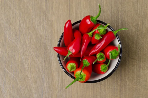 Mísa červené chilli papričky, pohled shora, vodorovná — Stock fotografie