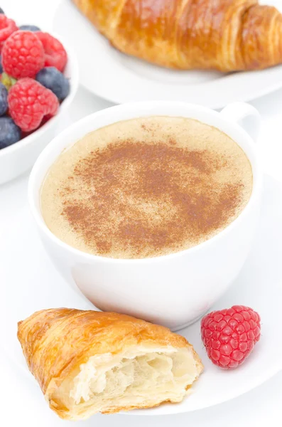 Cappuccino, croissants en verse frambozen voor het ontbijt — Stockfoto