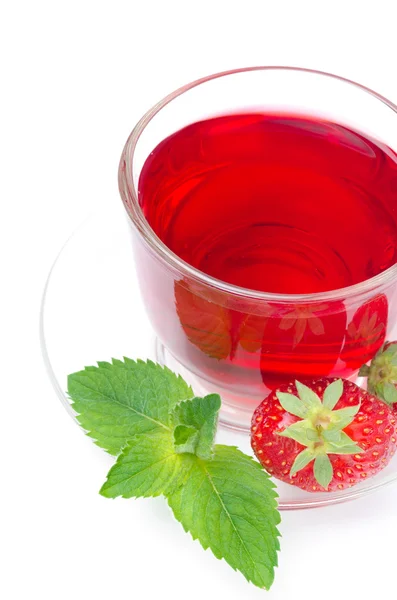 Крупный план чашки красного чая со свежей клубникой и мятой — стоковое фото