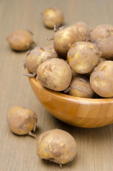 Primer plano de las patatas nuevas en un tazón —  Fotos de Stock