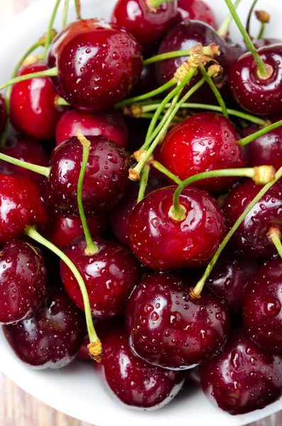 Close-up of fresh cherries, selective focus, vertical — Stock Photo, Image