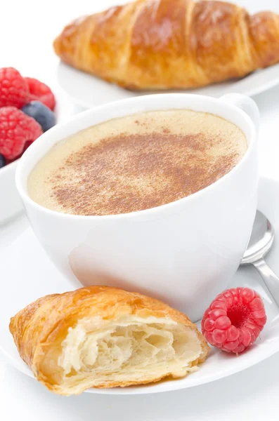 Kopp cappuccino och färska croissanter och hallon — Stockfoto