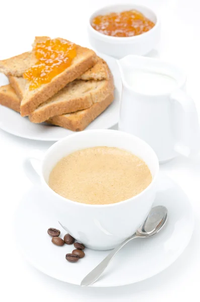 Filiżanki cappuccino, mleko i świeże tosty z dżemem na biały — Zdjęcie stockowe