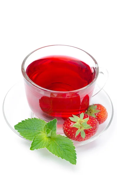 Чашка красного чая со свежей клубникой и мятой изолированы — стоковое фото