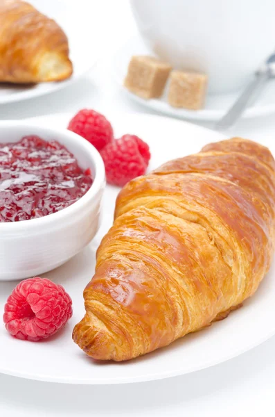 Leckeres Frühstück - frisches Croissant, Marmelade und Himbeere — Stockfoto