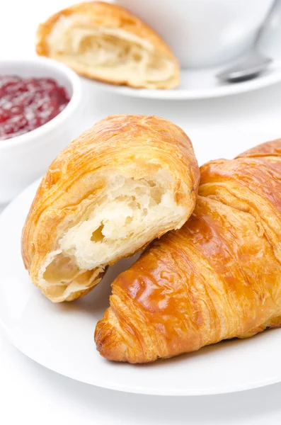 Croissant fresco in primo piano a colazione — Foto Stock