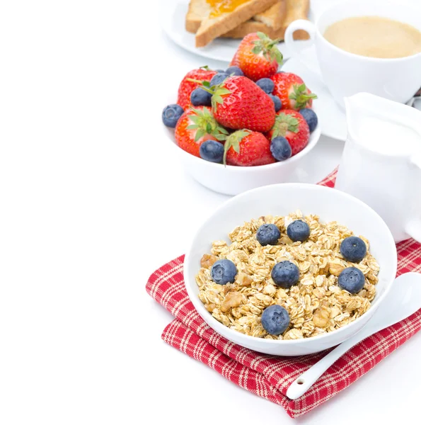 Ev yapımı müsli izole kahvaltı için taze çilek ile — Stok fotoğraf