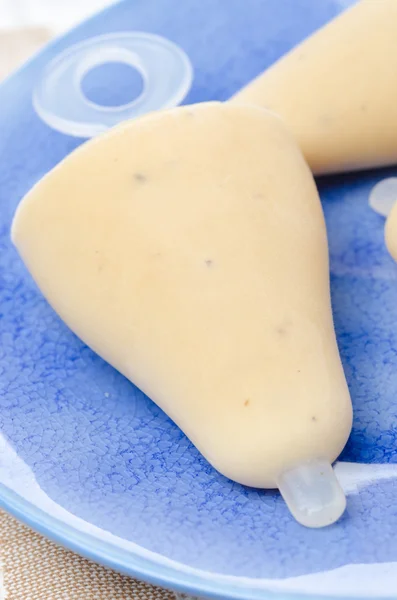 Sorvete em um pau com chá Earl Grey close-up — Fotografia de Stock