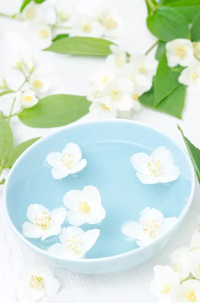 Jasminblüten in einer Schale für den Wellnessbereich und die Aromatherapie, vertikal — Stockfoto