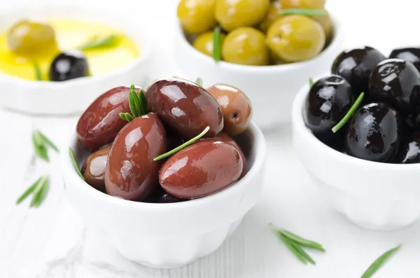 Kalamata zeytin, siyah ve yeşil zeytin, biberiye ve zeytin yağı — Ücretsiz Stok Fotoğraf